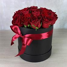 Цветочная композиция из Розы в шляпной коробке в Оленино